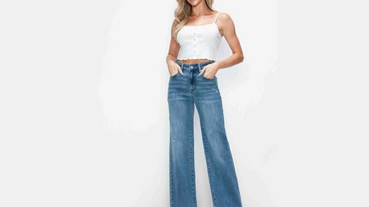 Why High Waisted Jeans Work for Petites with Short Torsos (Plus Styling Tips!)