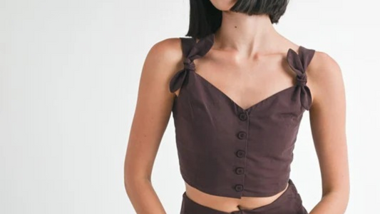 The Best Crop Tops for Petite Women with Short Torsos: Find Your Flattering Fit