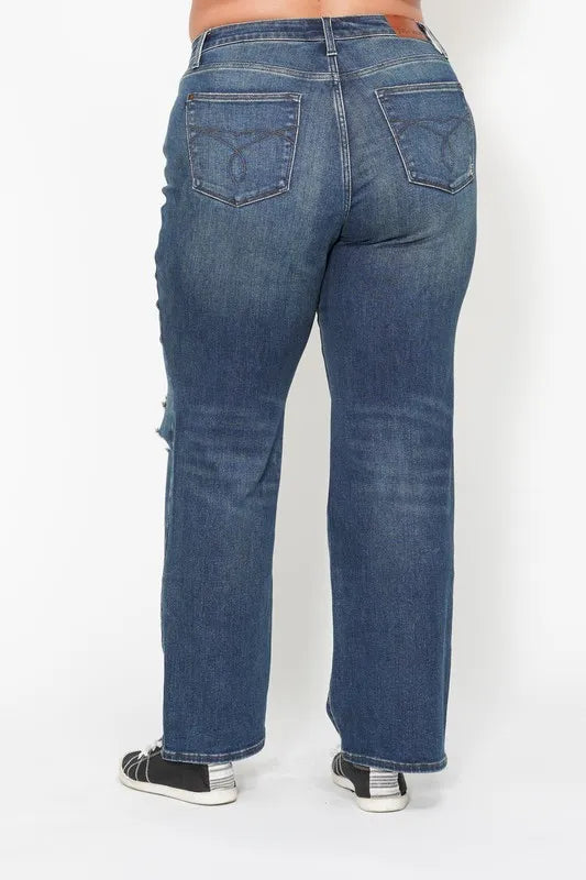 High Waist Ripped Knee Dad Jeans – outfit idea for women | Ro + Ivy