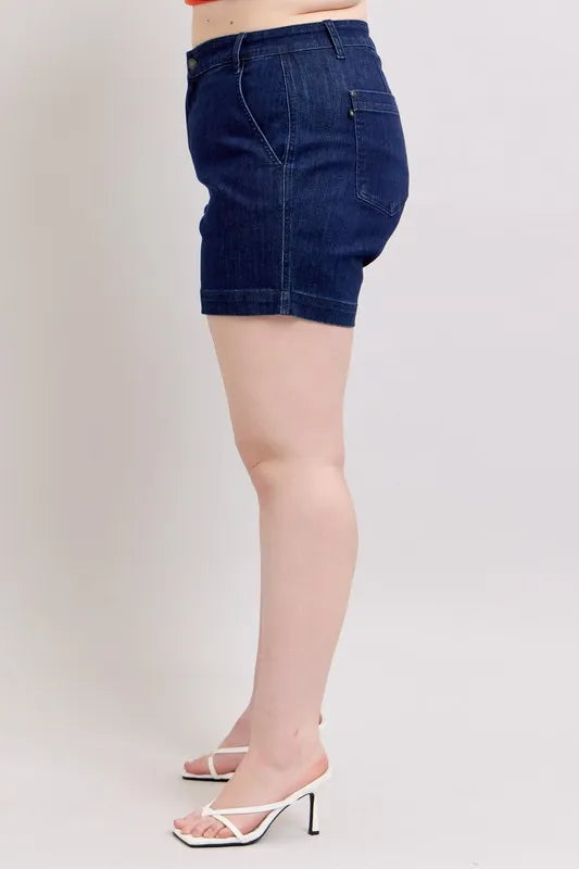 High Waist Denim Shorts in Dark Blue – outfit idea for women | Ro + Ivy