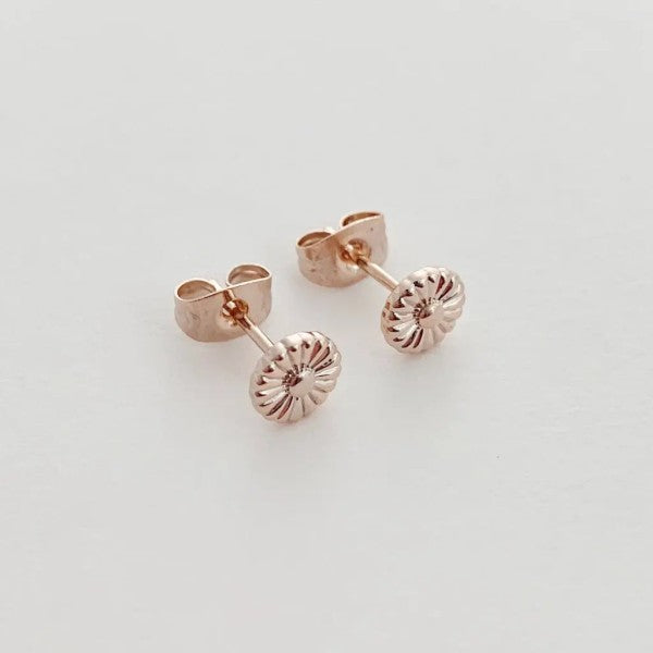 Daisy Stud Earrings – outfit idea for women | Ro + Ivy