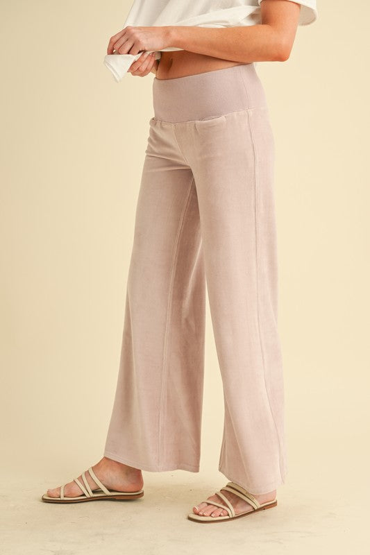 Gini Loungewear Pants – outfit idea for women | Ro + Ivy