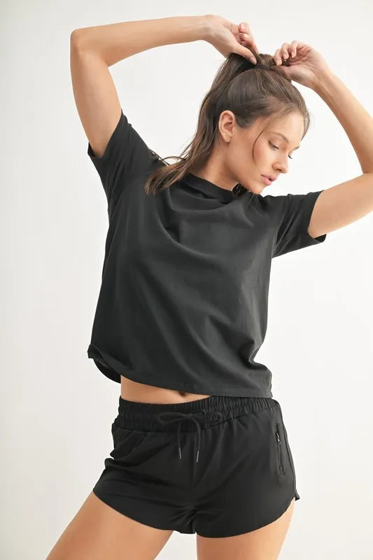 Round Neck Short Sleeve T-Shirt – BLACK outfit idea for women | Ro + Ivy