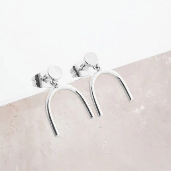 June Arch Stud Earrings – outfit idea for women | Ro + Ivy