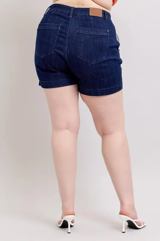 High Waist Denim Shorts in Dark Blue – outfit idea for women | Ro + Ivy
