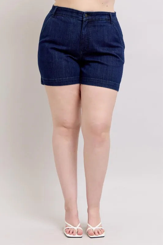 High Waist Denim Shorts in Dark Blue – outfit idea for women | Ro + Ivy