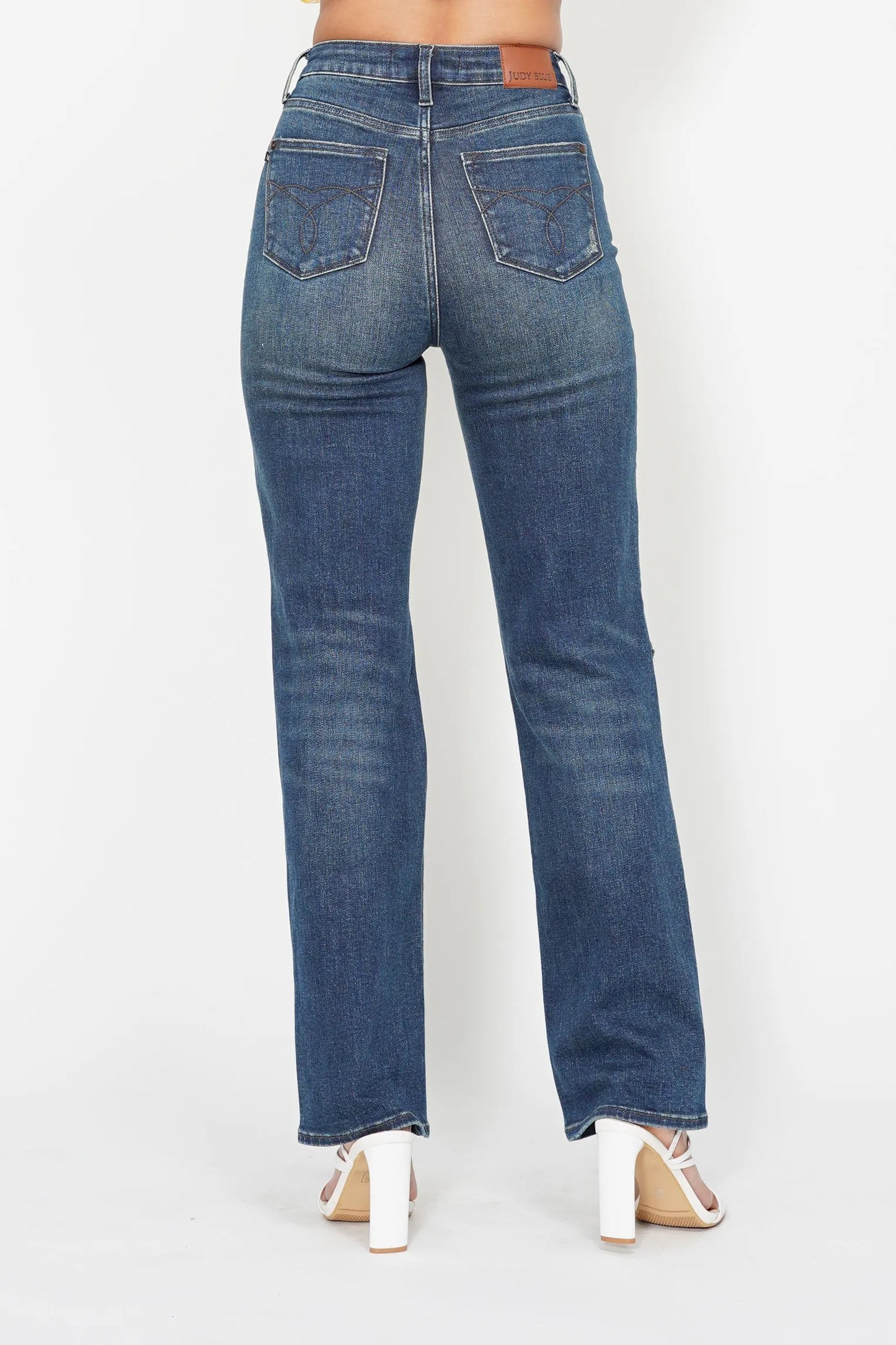 High Waist Ripped Knee Dad Jeans – outfit idea for women | Ro + Ivy