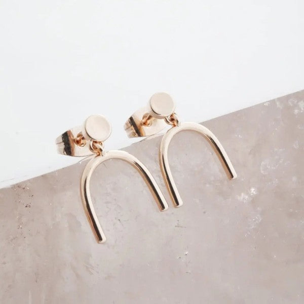 June Arch Stud Earrings – outfit idea for women | Ro + Ivy