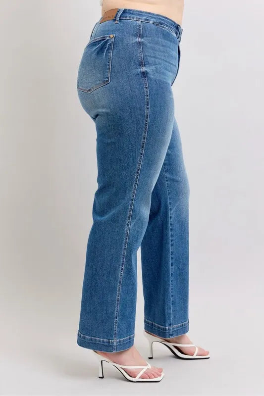 High Waist Contrast Thread Straight Jeans – outfit idea for women | Ro + Ivy