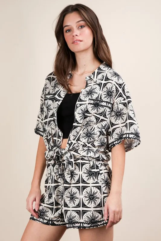 Plus Size Tropical Printed Shirt Top & Shorts Set – outfit idea for women | Ro + Ivy