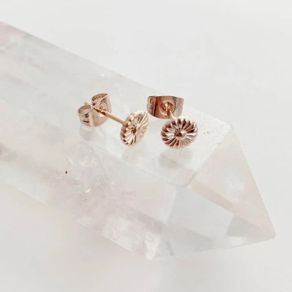 Daisy Stud Earrings – outfit idea for women | Ro + Ivy