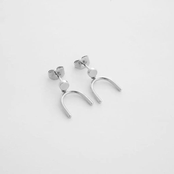 June Arch Stud Earrings – outfit idea for women | Ro + Ivy