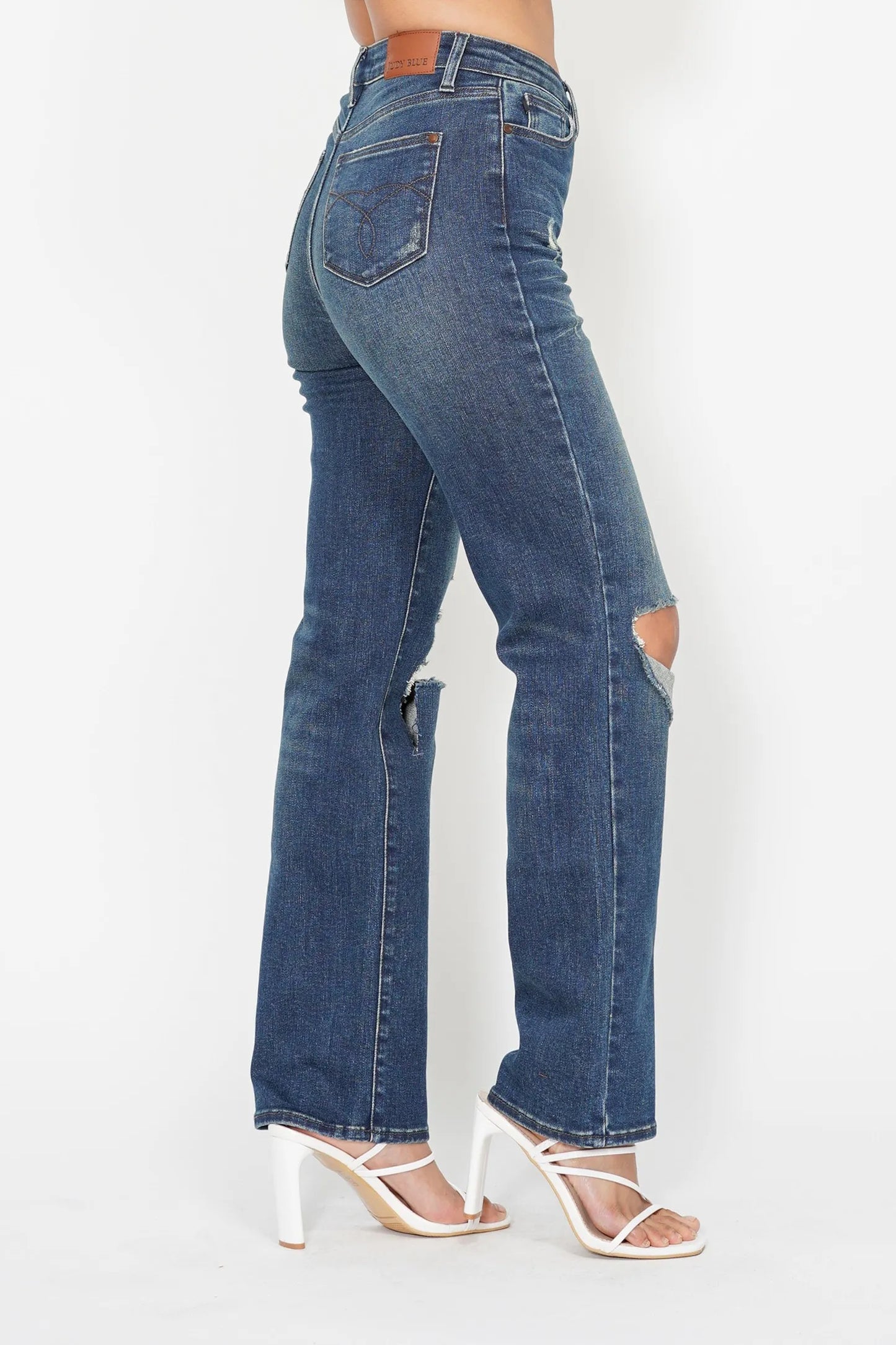 High Waist Ripped Knee Dad Jeans – outfit idea for women | Ro + Ivy