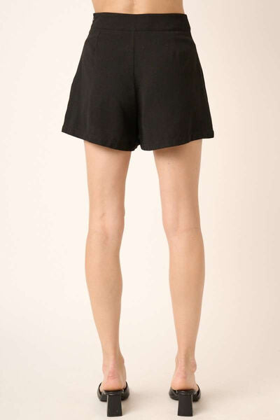 Side Invisible Zipper Pleated Shorts in Black Trendy Shorts Outfit Idea for Women | Ro + Ivy