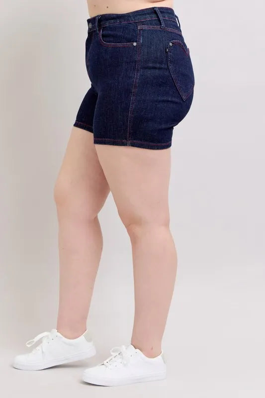 High Waist Heart Shaped Back Pockets & Red Thread Denim Shorts – outfit idea for women | Ro + Ivy