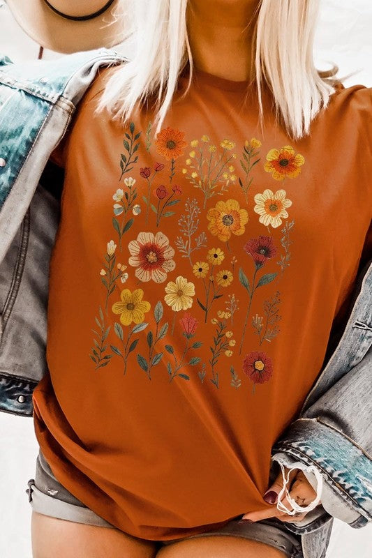 Retro Wildflowers Plus Size Graphic T-Shirt – AUTUMN outfit idea for women | Ro + Ivy