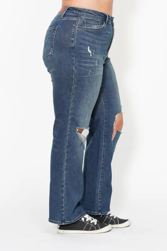 High Waist Ripped Knee Dad Jeans – outfit idea for women | Ro + Ivy