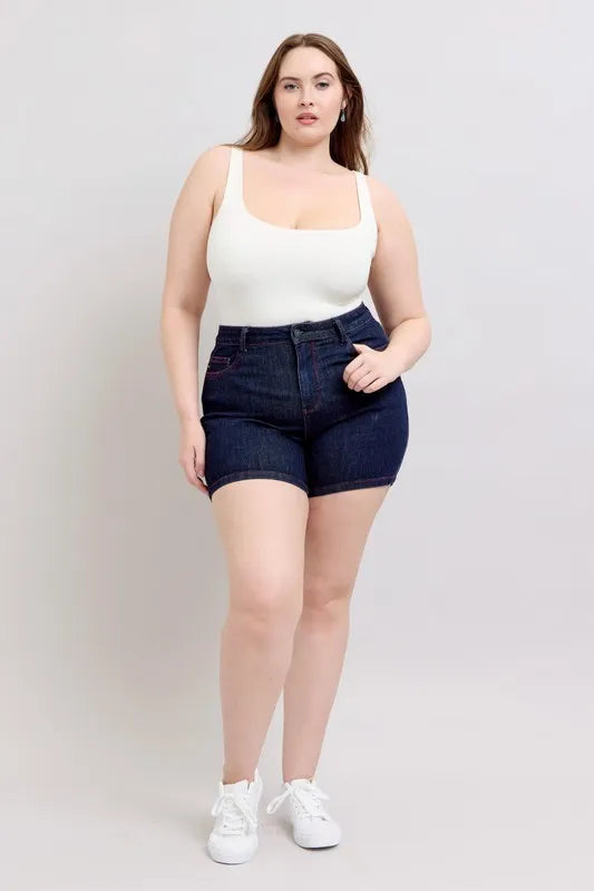 High Waist Heart Shaped Back Pockets & Red Thread Denim Shorts – outfit idea for women | Ro + Ivy