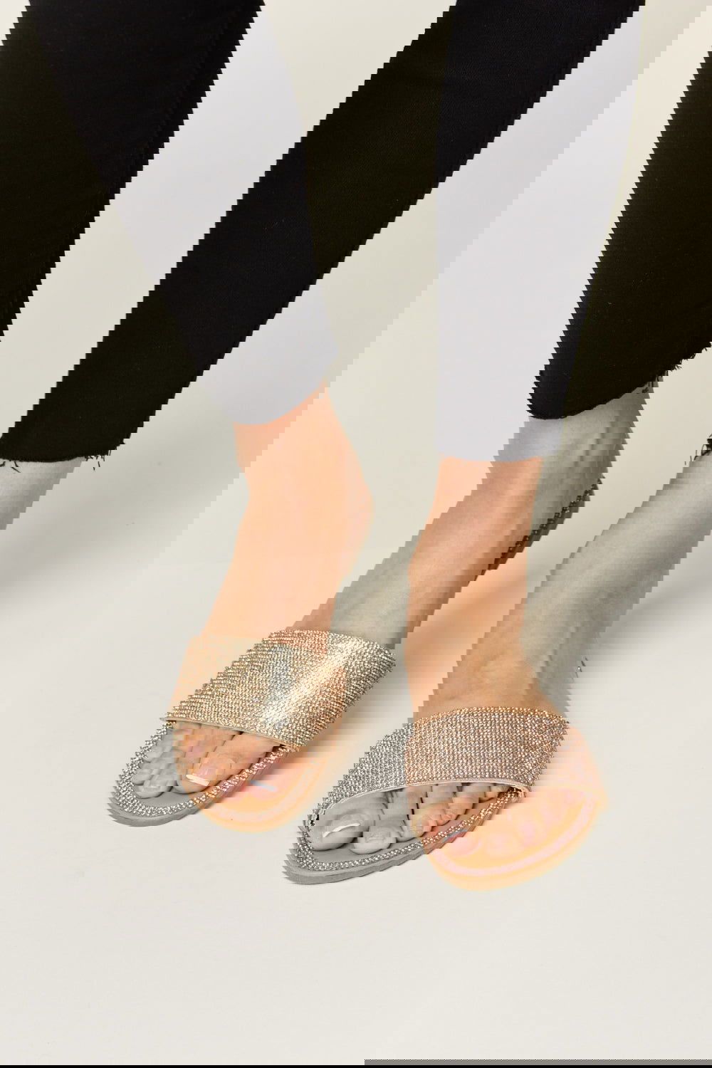 Rhinestone Open Toe Flat Sandals for Women – outfit idea for women | Ro + Ivy