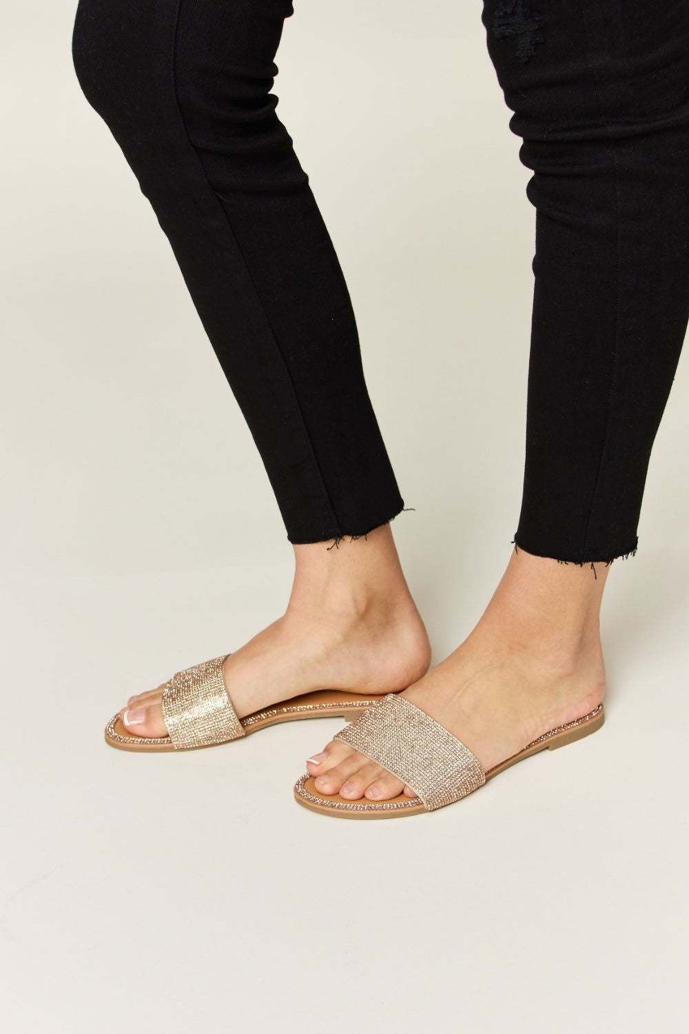Rhinestone Open Toe Flat Sandals for Women – outfit idea for women | Ro + Ivy