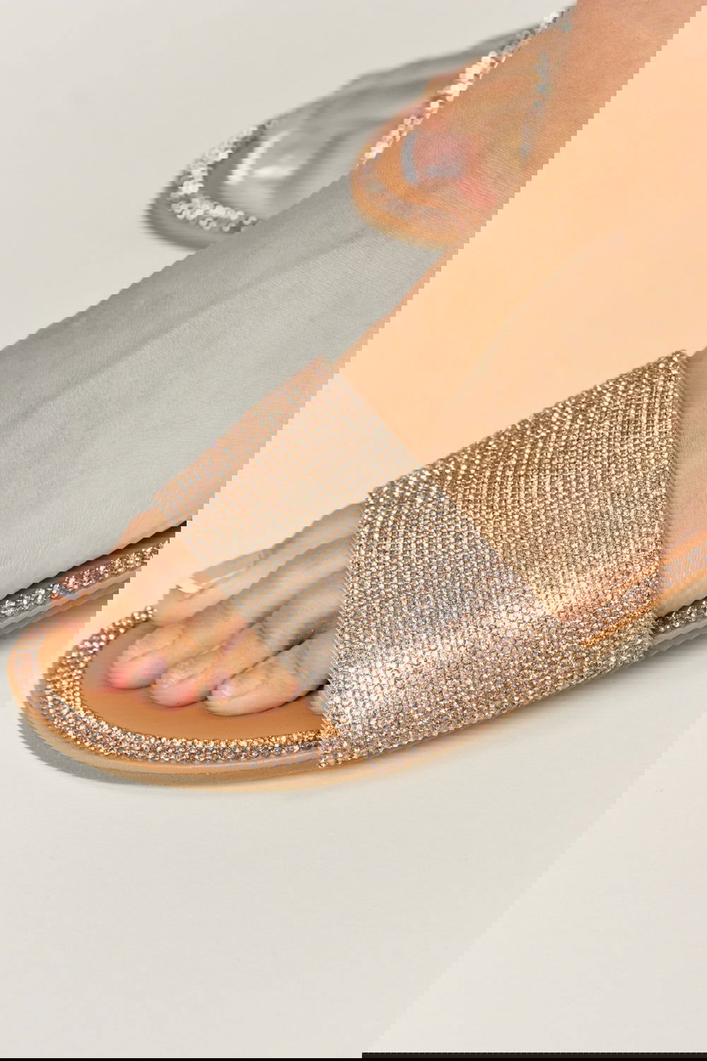 Rhinestone Open Toe Flat Sandals for Women – outfit idea for women | Ro + Ivy