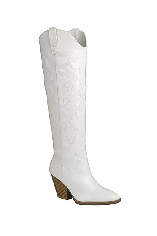 WHITE River 17 Knee High Western Boot Trendy Boots Outfit Idea for Women | Ro + Ivy