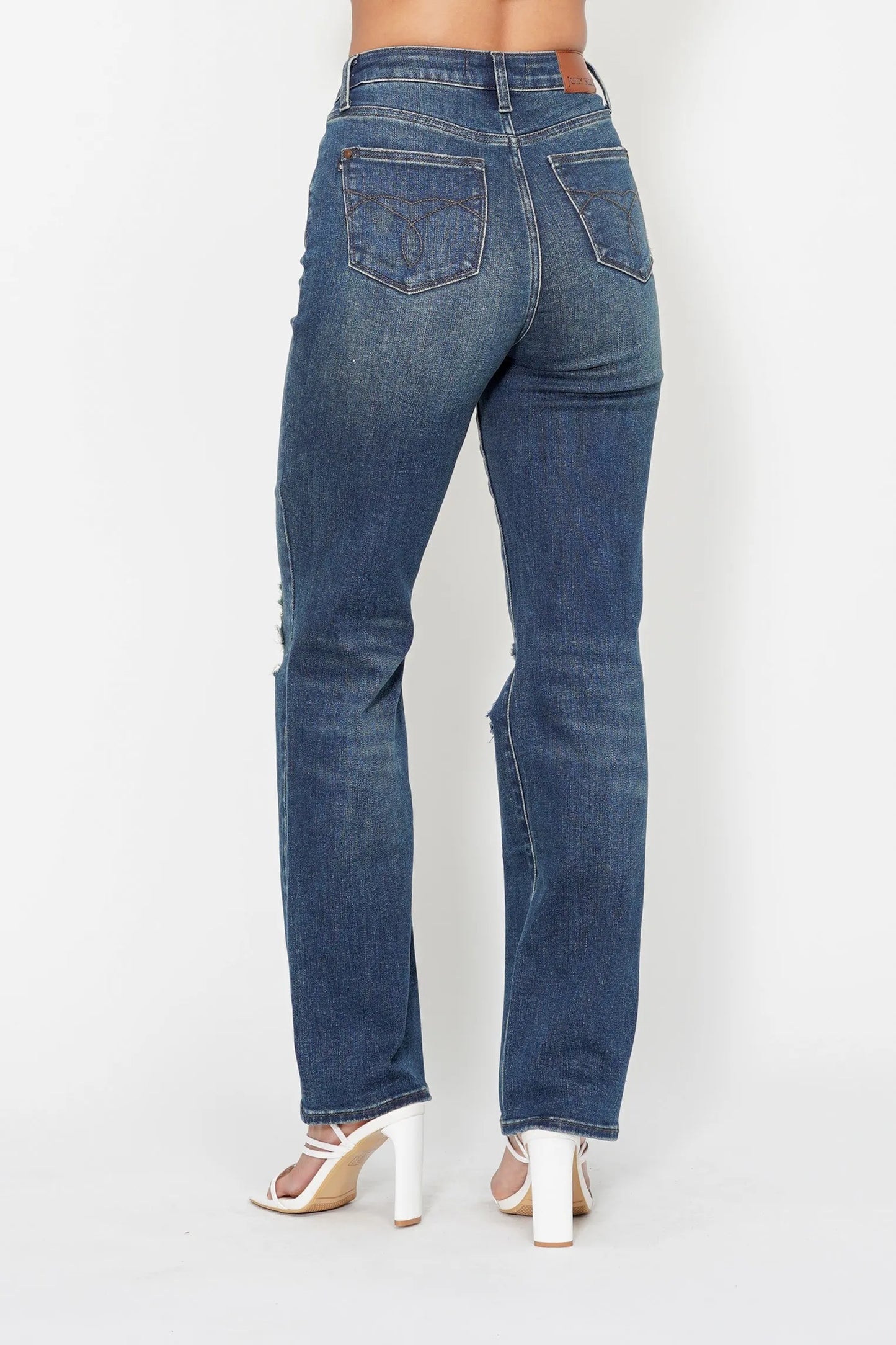 High Waist Ripped Knee Dad Jeans – outfit idea for women | Ro + Ivy