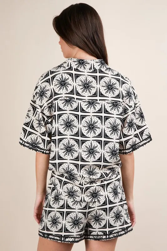 Plus Size Tropical Printed Shirt Top & Shorts Set – outfit idea for women | Ro + Ivy