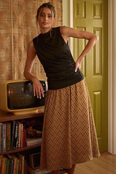 Printed Midi Skirt in Mustard Trendy Skirts Outfit Idea for Women | Ro + Ivy