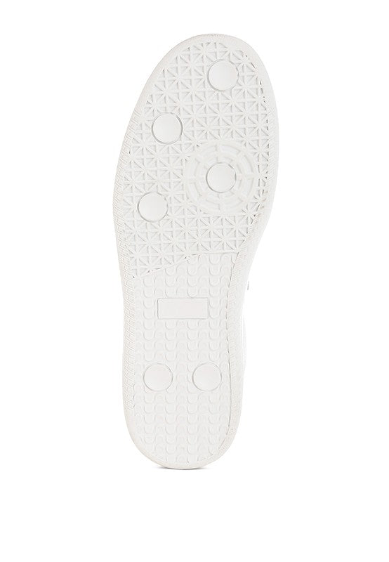 Classic Casual Sneakers | Trendy Sneakers Outfit Idea for Women by Ro + Ivy | Elevated Basics, Modern Comfort & Style