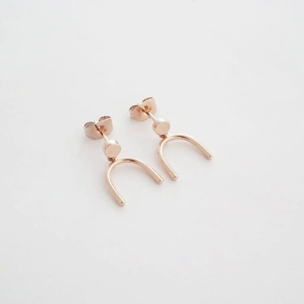 June Arch Stud Earrings – outfit idea for women | Ro + Ivy