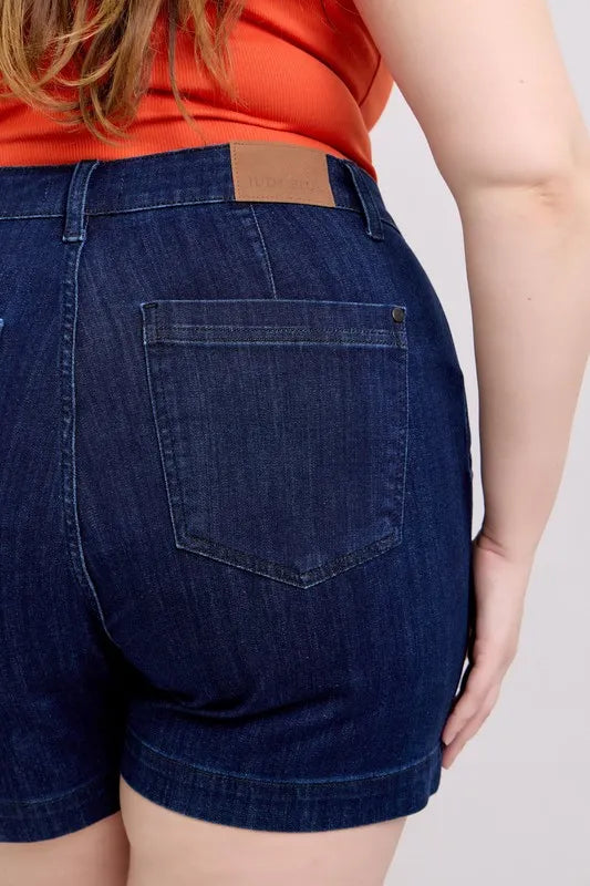 High Waist Denim Shorts in Dark Blue – outfit idea for women | Ro + Ivy