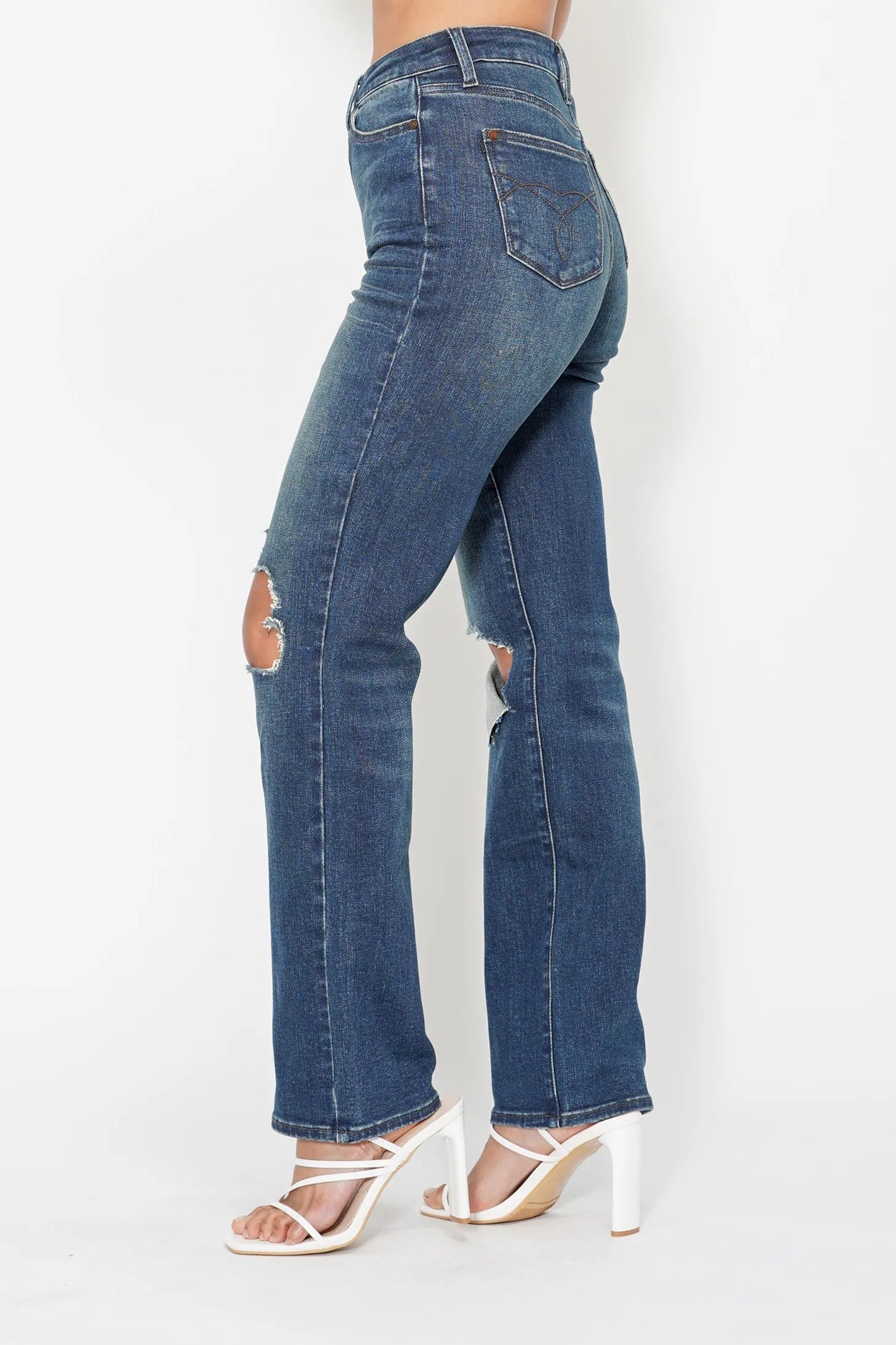 High Waist Ripped Knee Dad Jeans – outfit idea for women | Ro + Ivy