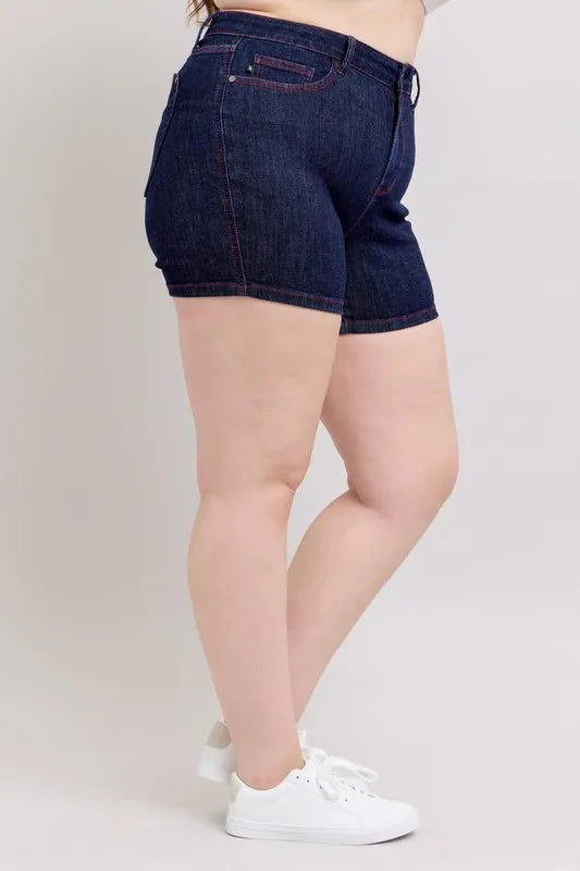High Waist Heart Shaped Back Pockets & Red Thread Denim Shorts – outfit idea for women | Ro + Ivy