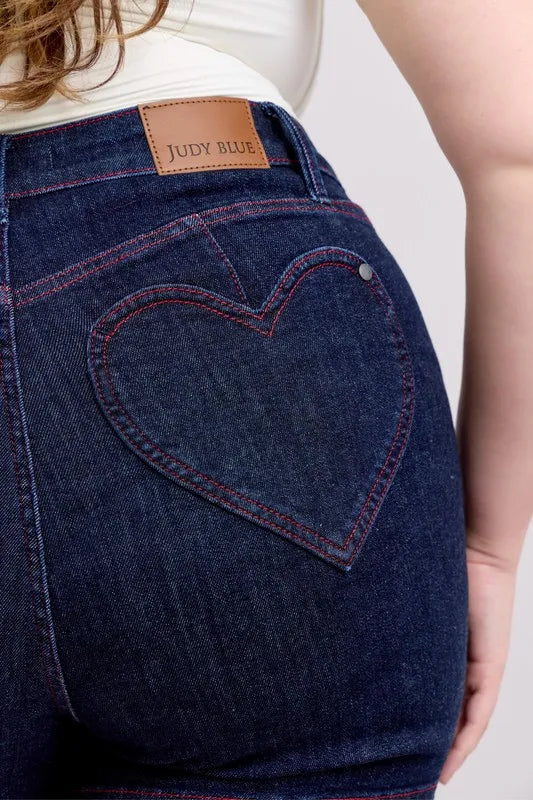 High Waist Heart Shaped Back Pockets & Red Thread Denim Shorts – outfit idea for women | Ro + Ivy