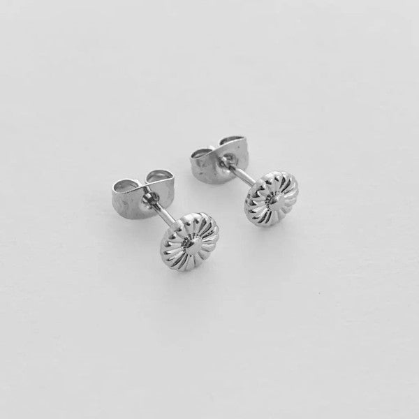 Daisy Stud Earrings – outfit idea for women | Ro + Ivy