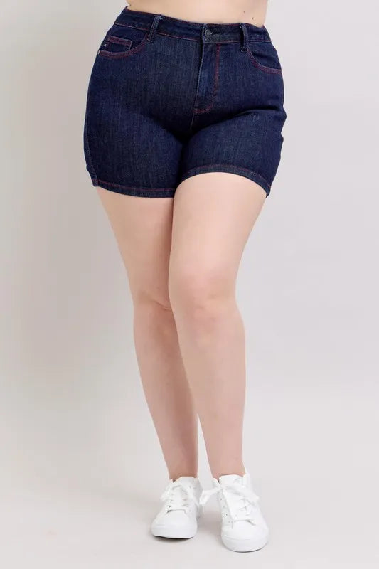High Waist Heart Shaped Back Pockets & Red Thread Denim Shorts – outfit idea for women | Ro + Ivy
