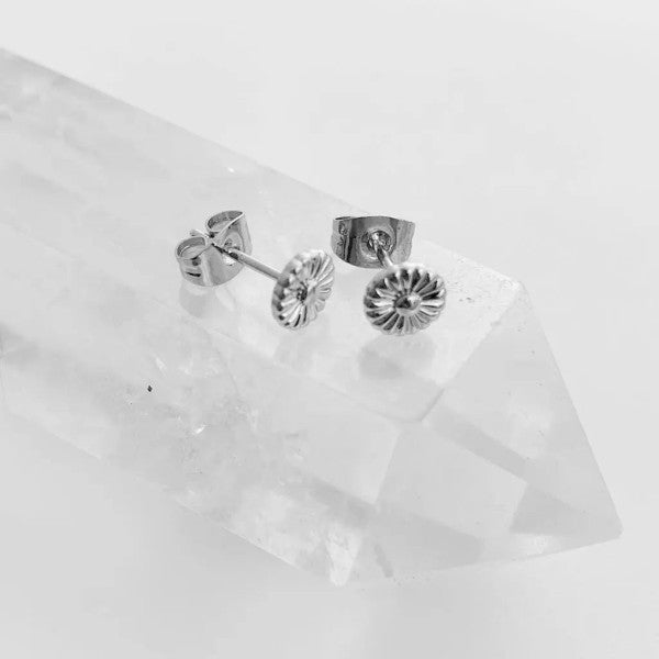 Daisy Stud Earrings – outfit idea for women | Ro + Ivy