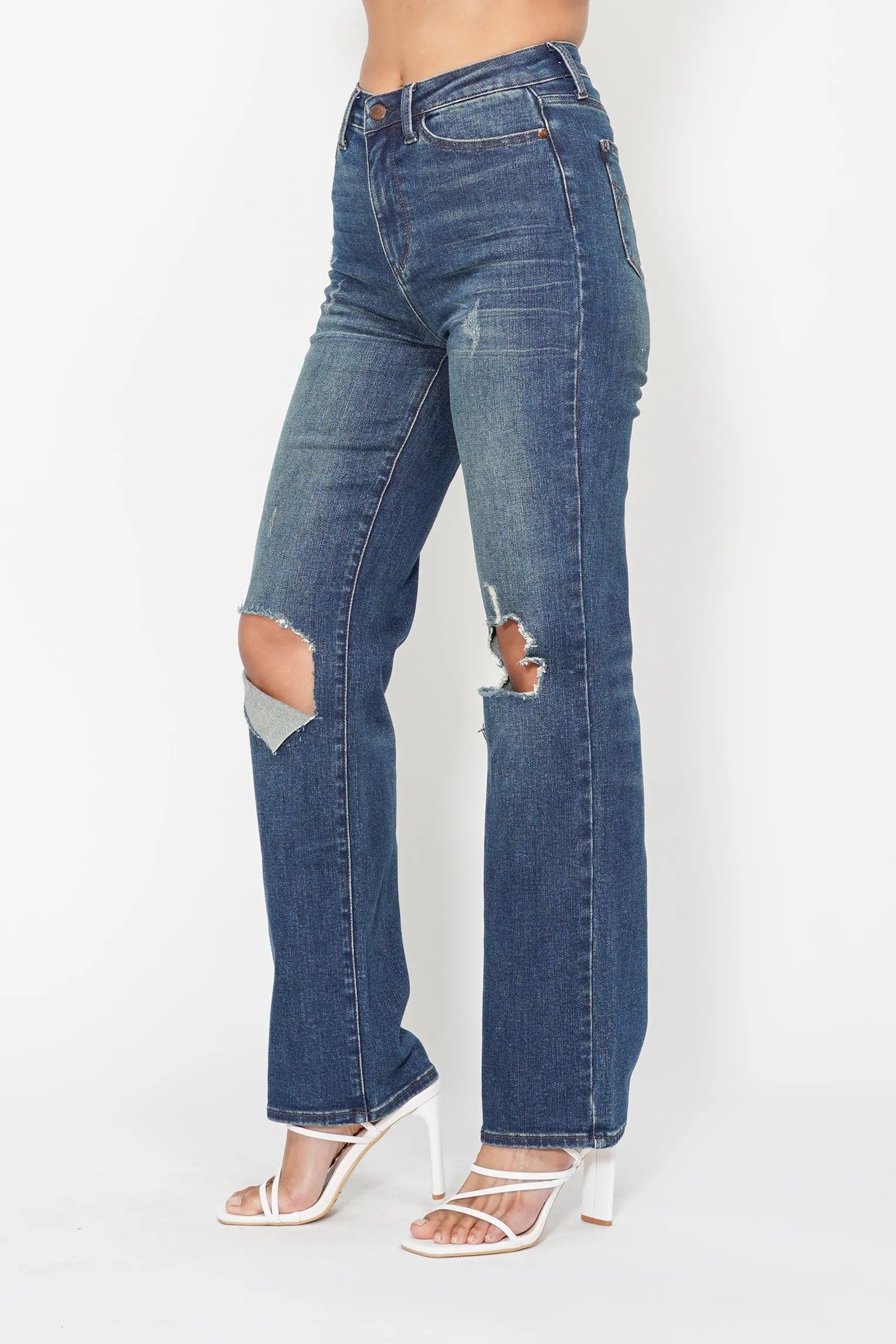 High Waist Ripped Knee Dad Jeans – outfit idea for women | Ro + Ivy