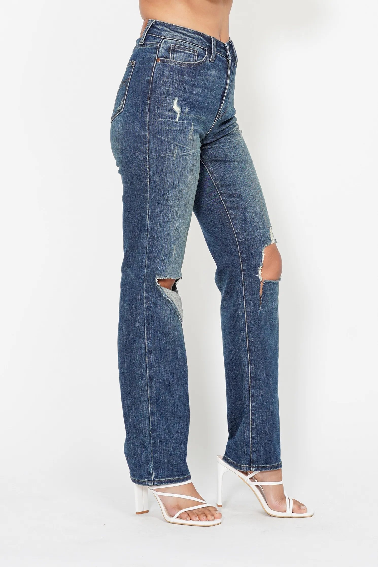 High Waist Ripped Knee Dad Jeans – outfit idea for women | Ro + Ivy