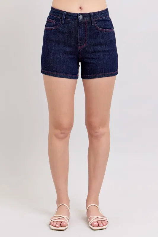 High Waist Heart Shaped Back Pockets & Red Thread Denim Shorts – outfit idea for women | Ro + Ivy