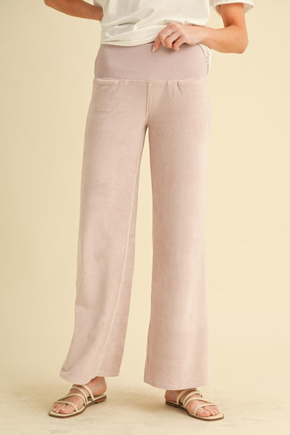 Gini Loungewear Pants – outfit idea for women | Ro + Ivy