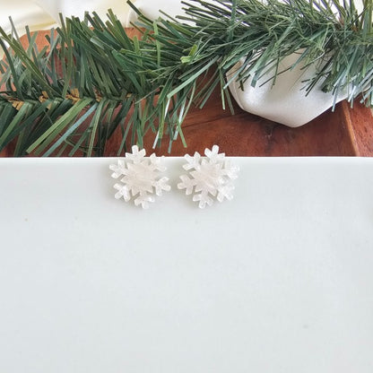 White Shimmer OneSize Christmas Snowflake Stud Earrings | Trendy Earrings Outfit Idea for Women by Ro + Ivy | Elevated Basics, Modern Comfort & Style