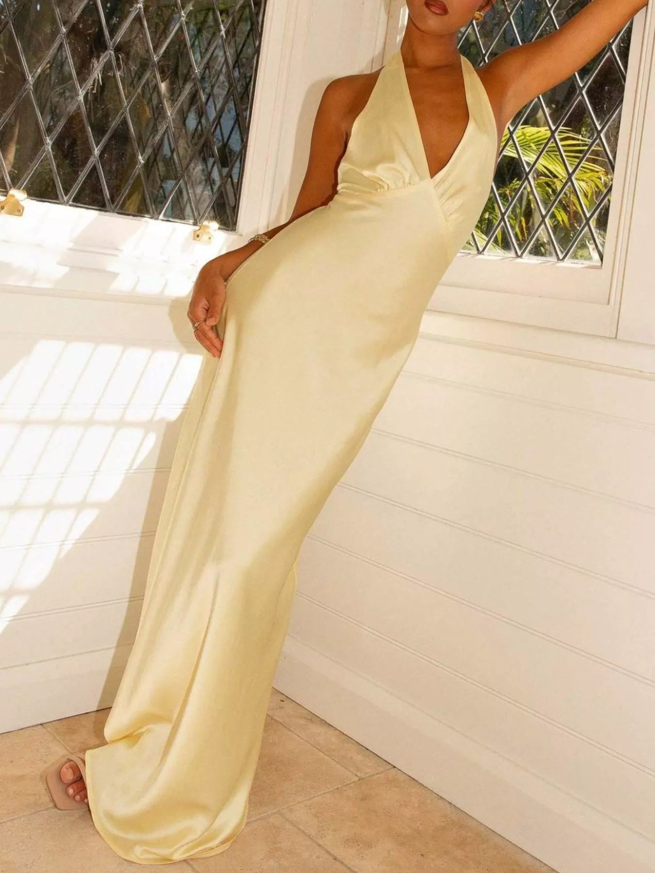 Women's Backless Halter Neck Sleeveless Maxi Dress - Maxi Dresses