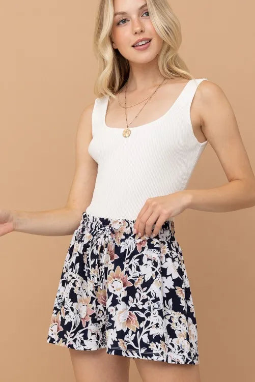 Wrinkle-Free Stretchy Cooling Fabric Shorts – FLORAL outfit idea for women | Ro + Ivy