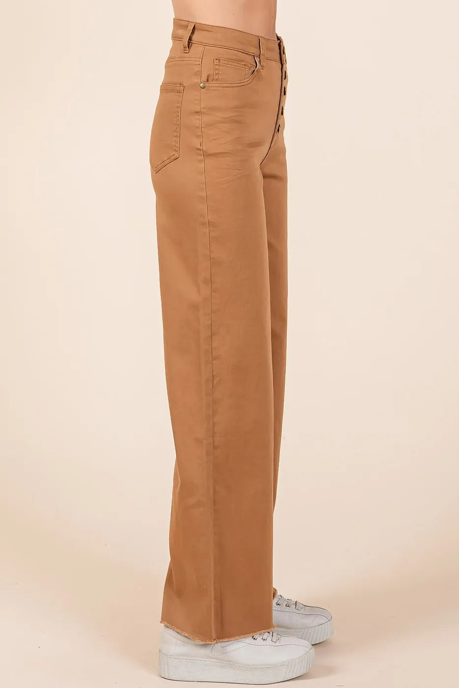 Twill High Waisted Button Fly Wide Leg Pants in Camel – outfit idea for women | Ro + Ivy