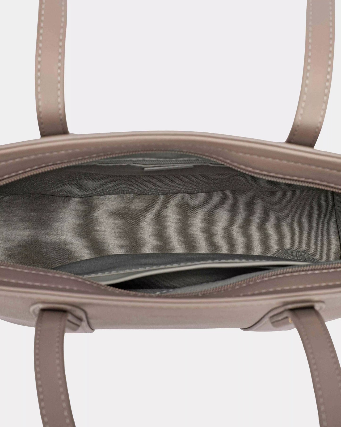 Leather Tote Bag With Gold Hardware | Trendy Tote Bags Outfit Idea for Women by Ro + Ivy | Elevated Basics, Modern Comfort & Style