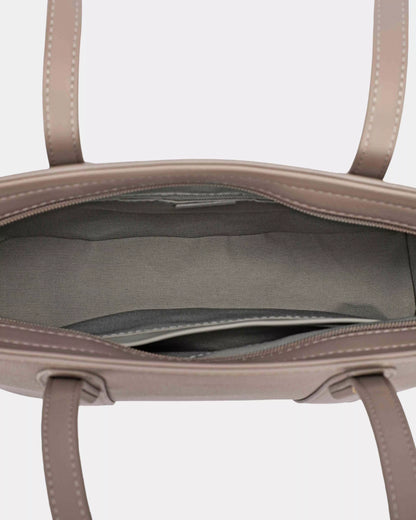 Leather Tote Bag With Gold Hardware | Trendy Tote Bags Outfit Idea for Women by Ro + Ivy | Elevated Basics, Modern Comfort & Style