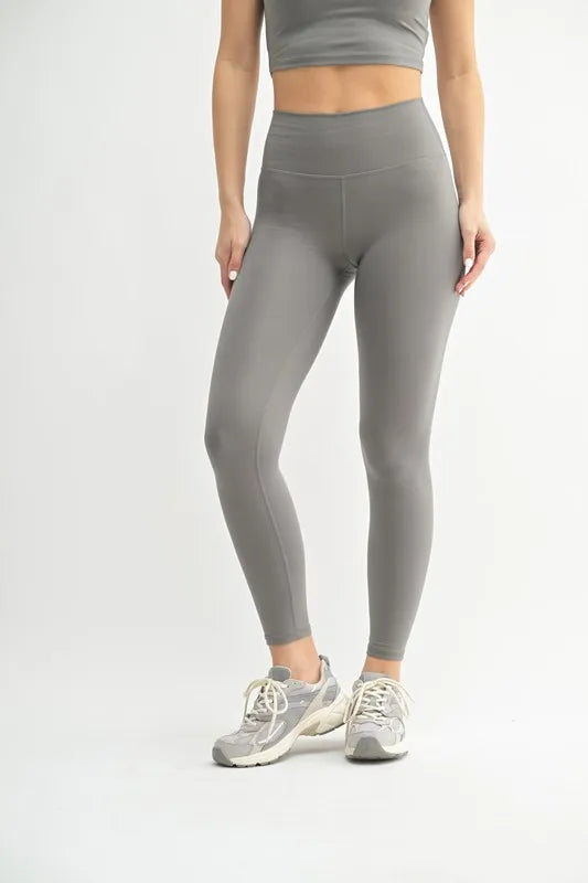 Venice Cloud Light Contour High-Waisted Leggings in New Pewter – NEW PEWTER outfit idea for women | Ro + Ivy
