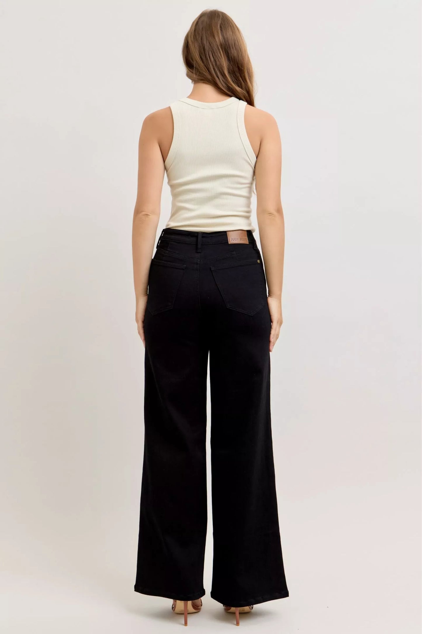 High-Waisted Wide Leg Jeans | Trendy Jeans Outfit Idea for Women by Ro + Ivy | Elevated Basics, Modern Comfort & Style